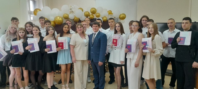 Торжественная церемония вручения аттестатов выпускникам 9-х и 11 классов..